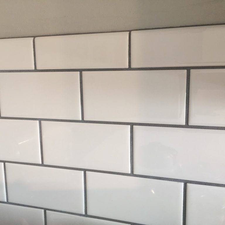 white subway tile backsplash with dark gray grout – Teal Inspiration